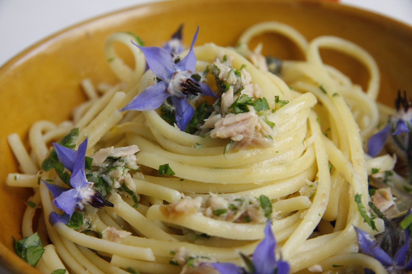 Jadalne kwiaty, które możesz dodać do potraw